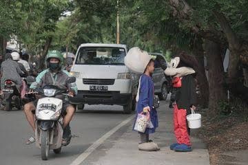 badut_bocah_berkeliaran_di_perempatan_lampu_merah_kota_siantar