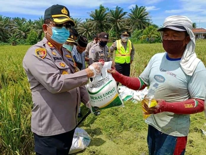 bagi_bagi_sembako_parkomben_terharu_dikunjungi_kapolres