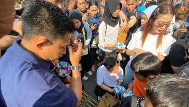 bagi_bagi_susu_di_cfd_jakarta_bawaslu_agendakan_pemanggilan_gibran