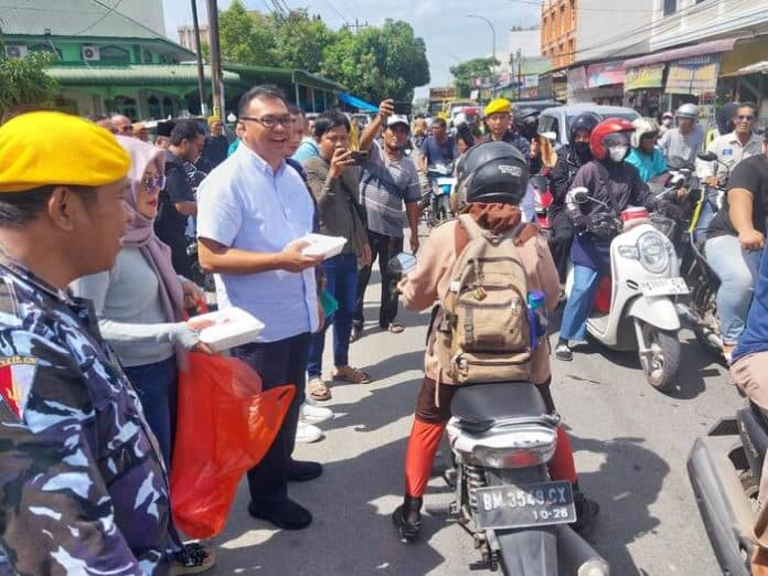 bagi_nasi_gratis_paslon_bupati_deli_serdang_nomor_urut_02_diserbu_warga