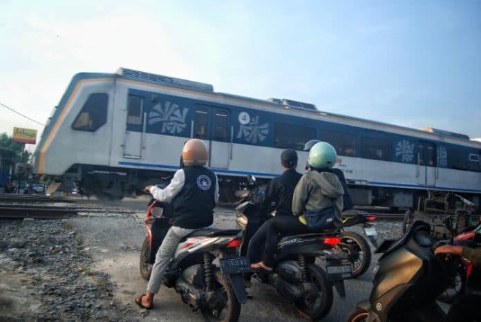 bahaya_jalur_kereta_api_tanpa_palang_pintu_di_medan