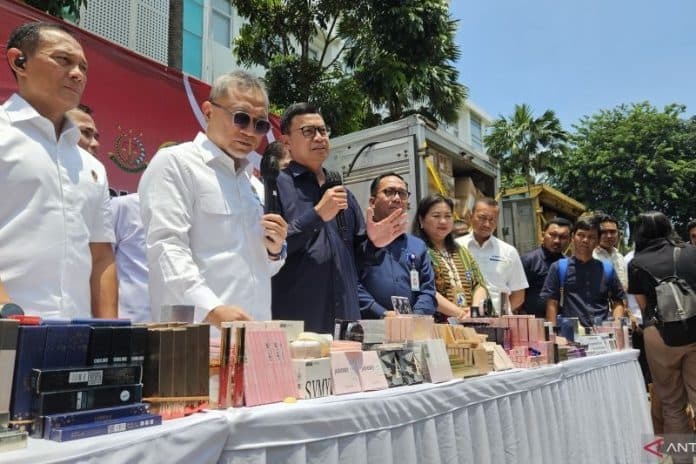 bahayakan_kesehatan_bpom_musnahkan_415_ribu_kosmetik_ilegal