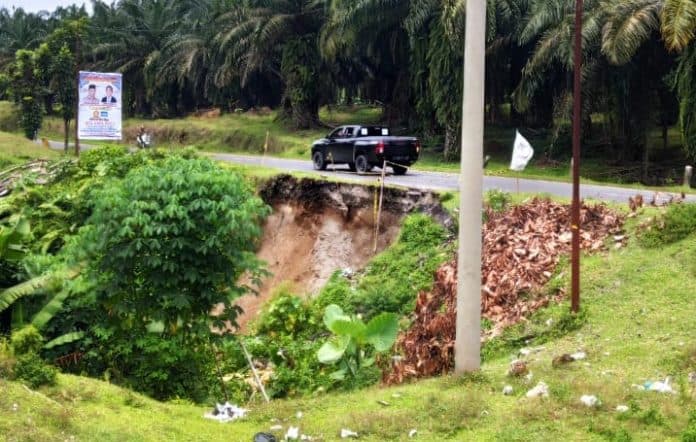 bahu_jalan_longsor_warga_takut_jalan_siantar_tanah_jawa_putus