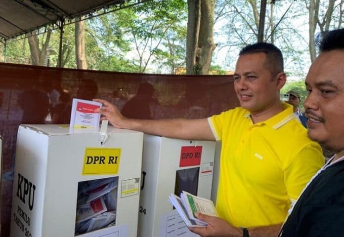 baju_kuning_mencoblos_ijeck_siapa_pun_terpilih_itulah_terbaik