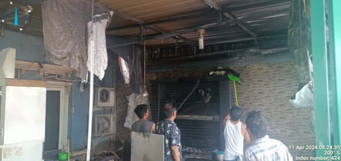 bakar_babi_gunakan_kompor_tembak_rumah_makan_di_tomuan_siantar_terbakar