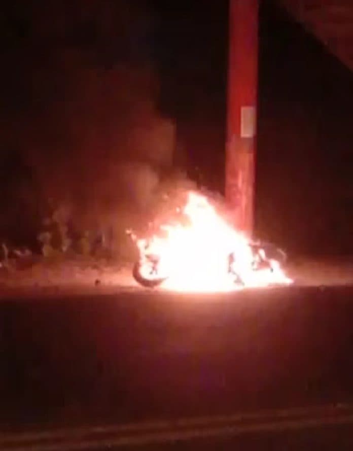 bakar_dan_rusak_sepeda_motor_dua_kelompok_remaja_diduga_bentrok_di_tanjung_morawa