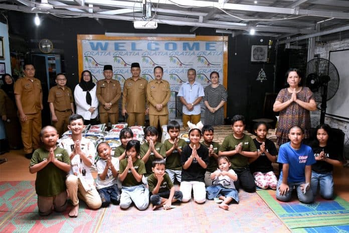bakti_sosial_hari_jadi_ke_75_sumut_sekdaprov_kunjungi_panti_asuhan