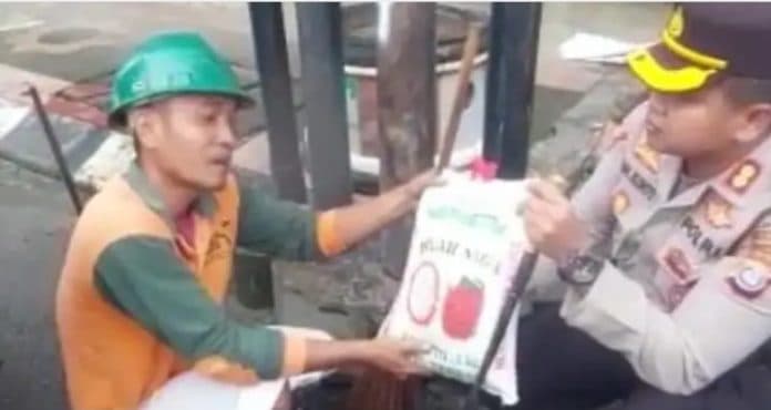 bakti_sosial_kapolres_tebing_tinggi_sapu_jalan_dan_bagikan_sembako