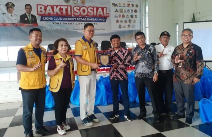 bakti_sosial_lions_club_berikan_bantuan_sembako_hingga_dropbox_di_toba