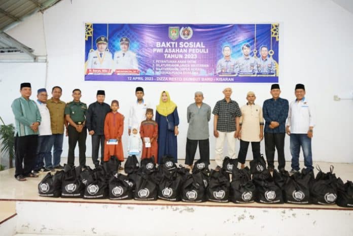 bakti_sosial_pwi_asahan_berbagi_ke_loper_koran_dan_janda_wartawan