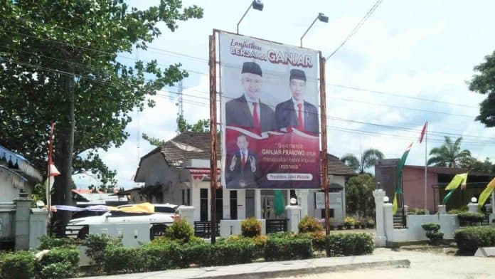 baliho_bacapres_di_depan_kantor_pemerintah_ketua_bawaslu_batu_bara_penertibannya_masih_ranah_pemerintah