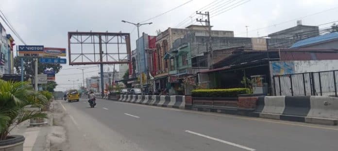 baliho_billboard_yang_menjulur_di_jalan_sudirman_tebing_tinggi_diturunkan