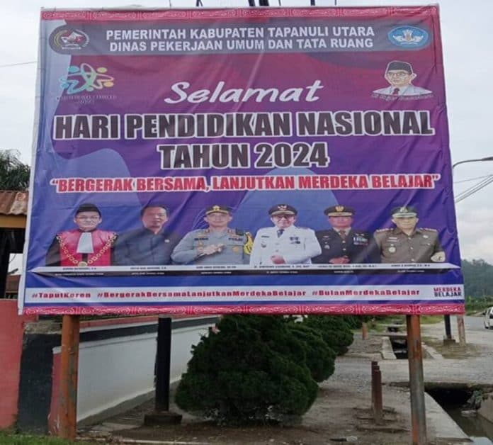 baliho_pj_bupati_taput_dan_forkopimda_mulai_terpasang_di_beberapa_titik
