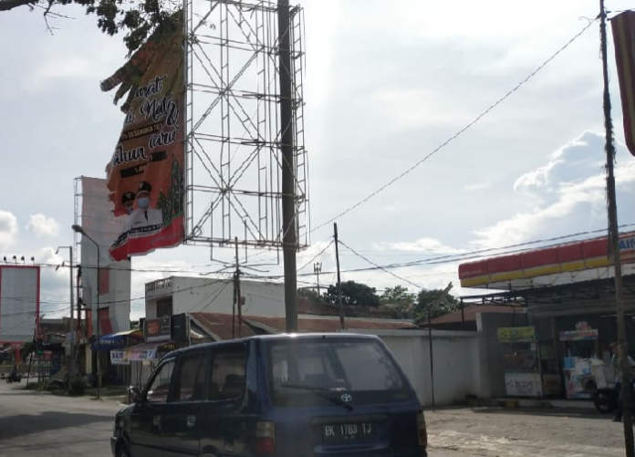 baliho_ucapan_wali_kota_siantar_nyaris_copot
