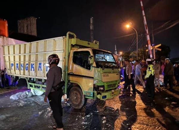 ban_nyangkut_di_rel_truk_bawa_ampas_ubi_tertabrak_ka_di_tebing_tinggi