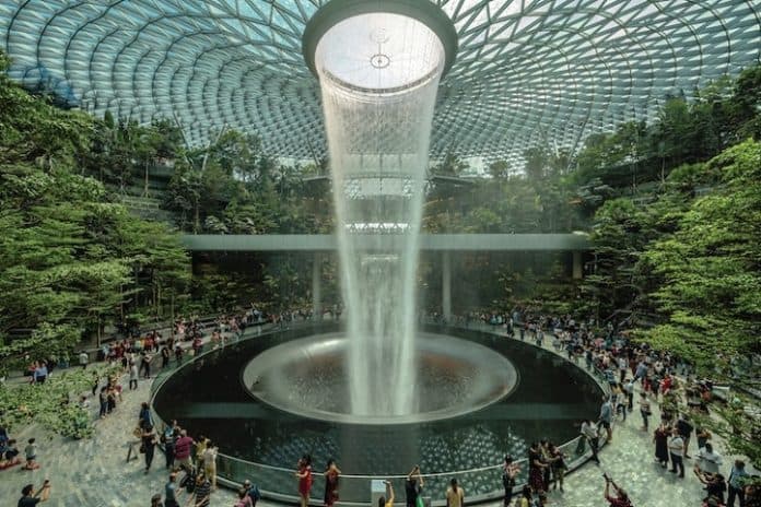 bandara_jewel_changi_singapura_merayakan_satu_tahun_dengan_film_baru