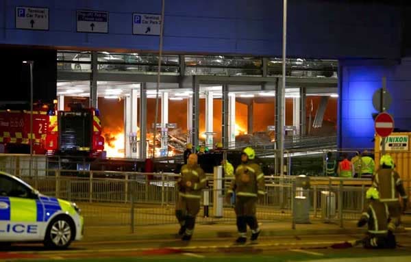 bandara_luton_terbakar_semua_penerbangan_ditunda_semalaman