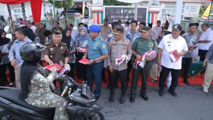 bangkitkan_semangat_nasionalisme_5250_bendera_merah_putih_dibagikan_untuk_warga_asahan