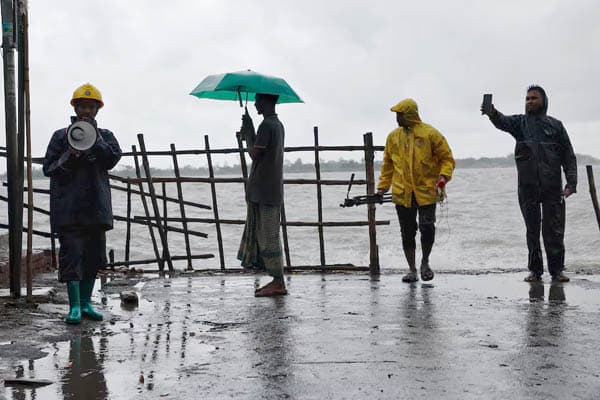 bangladesh_dan_india_bersiap_hadapi_badai_berkecepatan_120_km_per_jam