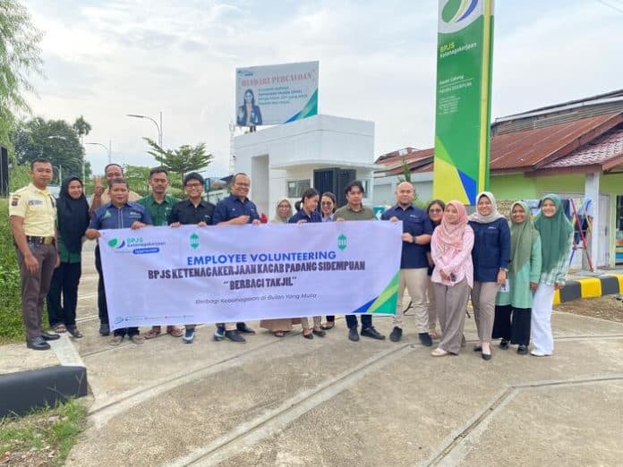bangun_rasa_kepedulian_bpjs_ketenagakerjaan_padangsidimpuan_bagikan_takjil_gratis_kepada_masyarakat
