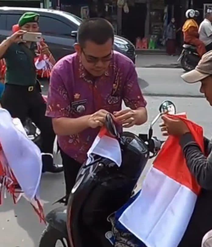 bangun_rasa_nasionalisme_warga_camat_medan_marelan_dan_jajaran_bagikan_bendara_merah_putih