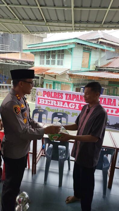 bangun_silaturahmi_kapolres_taput_bagi_bagi_takjil_di_dua_masjid