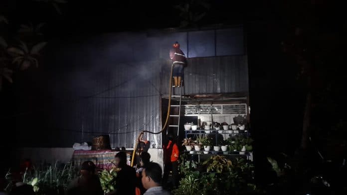 bangunan_bekas_kud_yang_dihuni_tiga_kepala_rumah_tangga_musnah_terbakar_di_siantar_marimbun