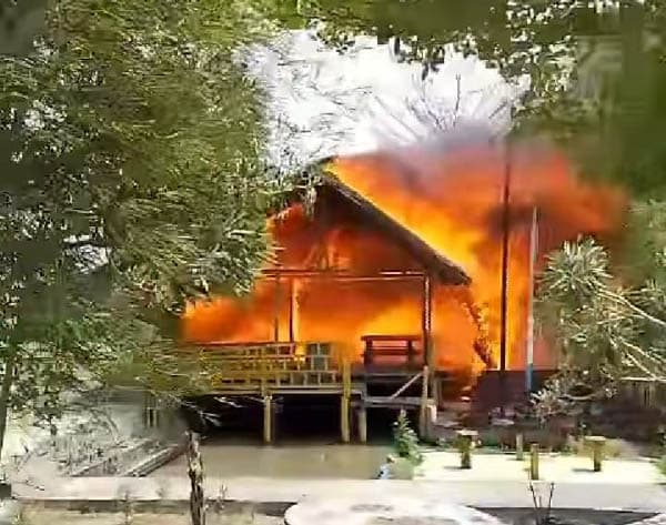 bangunan_kayu_di_objek_wisata_paluh_naga_ludes_terbakar