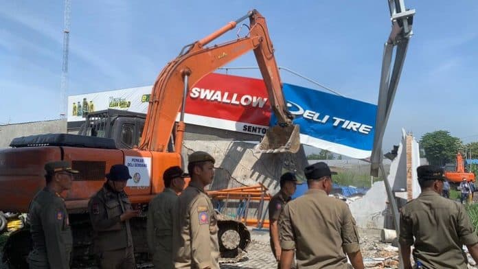 bangunan_liar_di_eks_lahan_ptpn_iv_digusur_ratusan_warga_protes