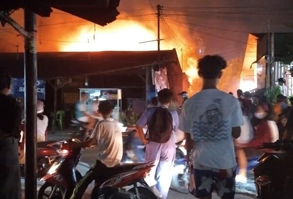 bangunan_semi_permanen_di_jalan_bom_helvetia_ludes_terbakar