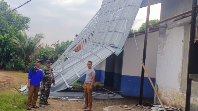 bangunan_tk_dan_rumah_warga_di_deli_serdang_rusak_dihantam_angin_puting_beliung