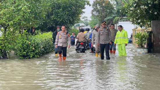 banjir_akibat_curah_hujan_tinggi_di_lubuk_pakam_kapolresta_turun_ke_lokasi