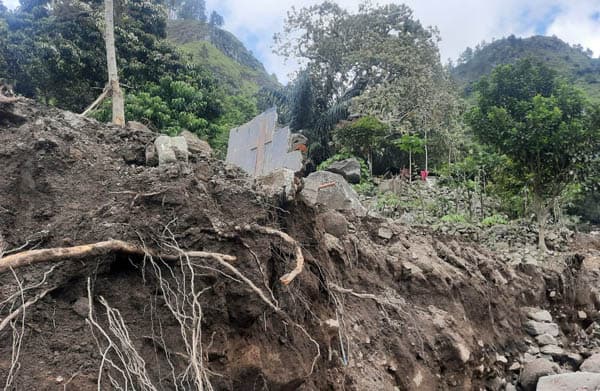 banjir_bandang_di_haranggaol_hanyutkan_25_kuburan