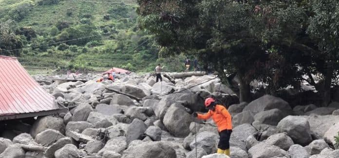 banjir_bandang_di_humbahas_akibatkan_12_orang_dinyatakan_hilang_satu_orang_ditemukan_tewas