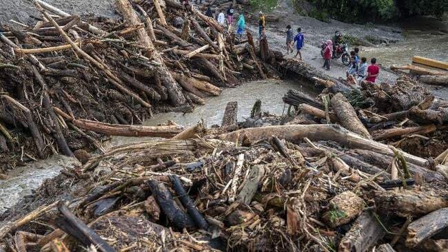 banjir_bandang_di_langkat_7_wisatawan_terseret_ke_sungai