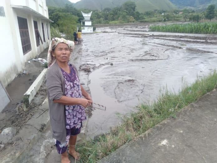banjir_bandang_di_samosir_perempuan_berusia_60_tahun_hilang