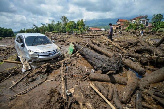 banjir_bandang_di_sumbar_menewaskan_37_orang