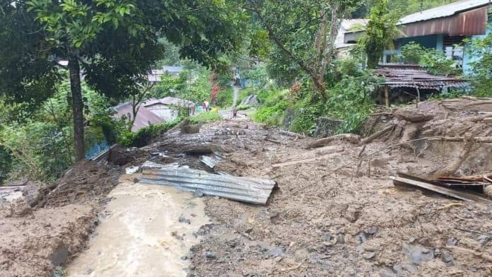 banjir_bandang_disertai_tanah_longsor_landa_desa_ketawaren_kabupaten_karo