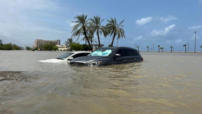 banjir_bandang_landa_uni_emirat_arab_7_orang_tewas