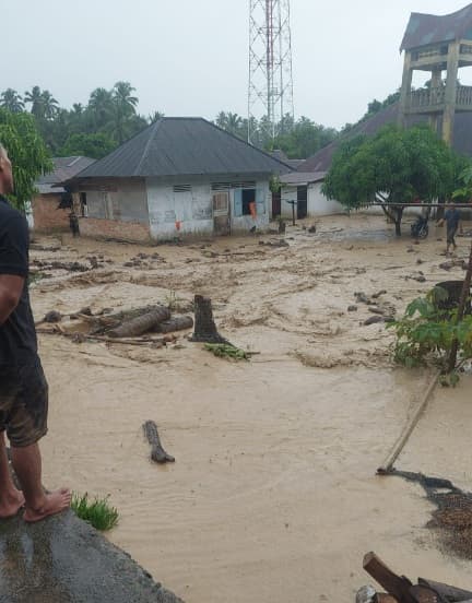 banjir_bandang_menerjang_simaninggir_dan_kota_tua