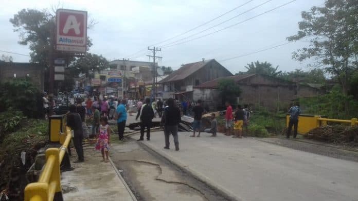 banjir_bandang_sungai_bah_tongguran_kapolsek_ternak_warga_dan_rumah_makan_bpk_habis_disapu_air