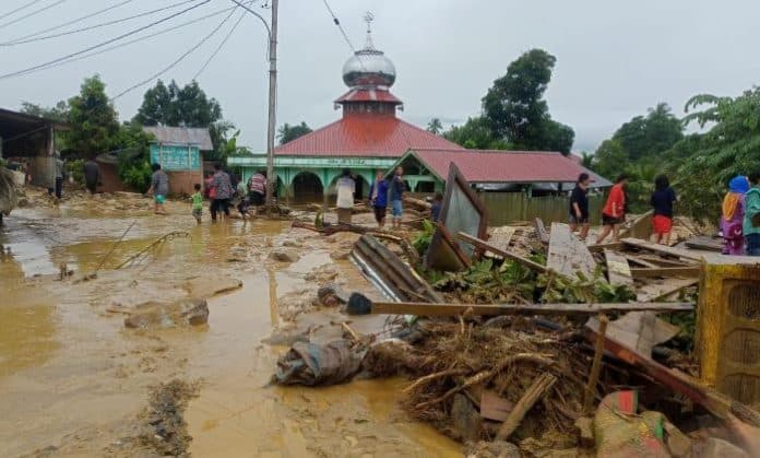 banjir_bandang_terjang_siunjam_tapsel_dua_orang_tewas_puluhan_rumah_rusak