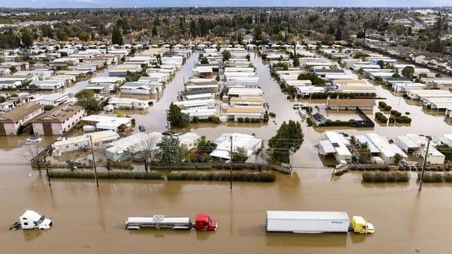 banjir_dan_badai_tewaskan_16_orang_di_california