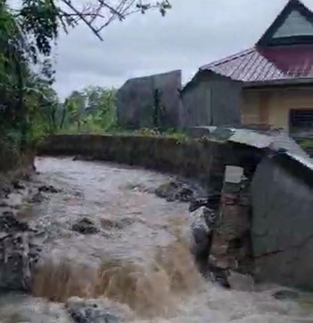banjir_di_tiga_dolok_jebol_saluran_irigasi_seorang_suster_terluka