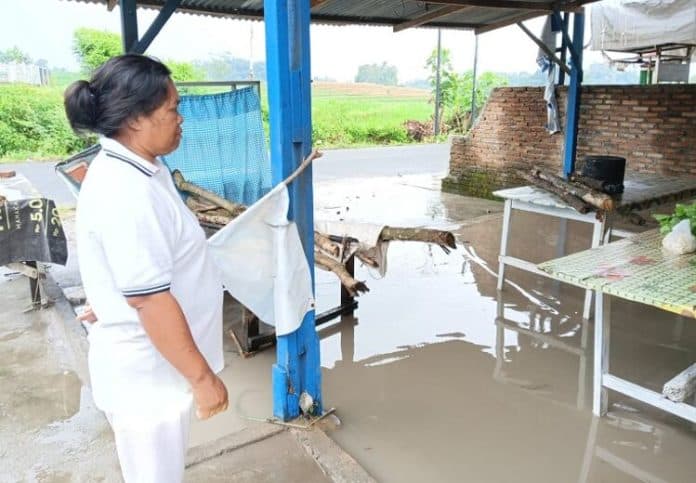 banjir_di_tigabolon_pane_surut_warga_mulai_beberes_rumah