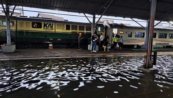 banjir_genangi_stasiun_semarang_tawang_penumpang_dialihkan_ke_stasiun_poncol