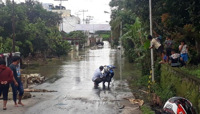 banjir_jalan_bombongan_raya_telan_korban_ratusan_sepeda_motor