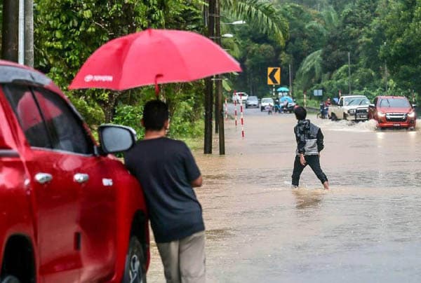 banjir_landa_3_negara_bagian_malaysia_puluhan_ribu_orang_diungsikan