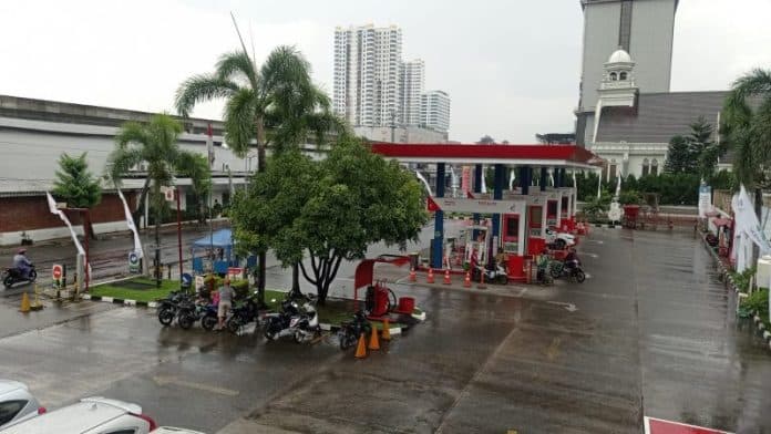 banjir_landa_kota_medan_dipastikan_penyaluran_bbm_tetap_aman
