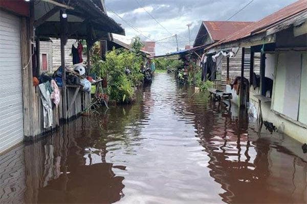 banjir_landa_palangkaraya_tenggelamkan_5_warga_4_orang_ditemukan_tewas